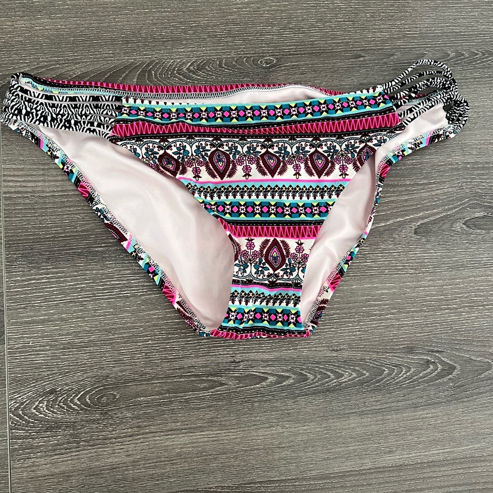 Cute bikini bottoms - peek-a-boo hip detail